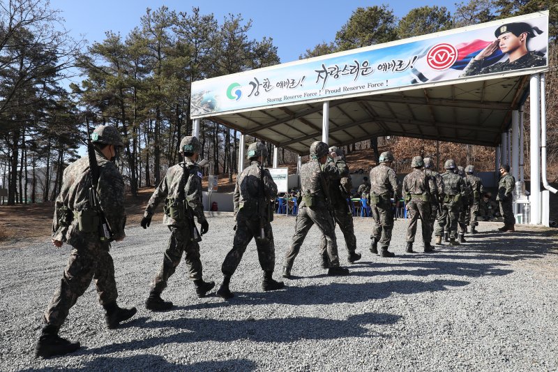 2023년 3월 2일 경북 경산시 예비군훈련장에서 예비군들이 사격훈련을 위해 교육장으로 이동하고 있다. 사진=뉴스1