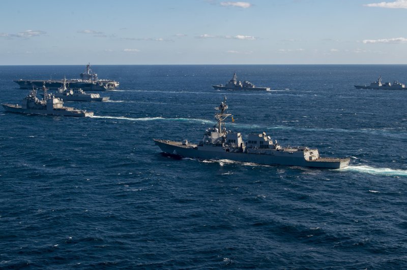 한미 해군 및 일본 해상자위대는 지난 1월 15일부터 17일까지 제주 남방 공해상에서 한미일 해상 훈련을 실시했다.<div id='ad_body3' class='mbad_bottom' ></div> 오른쪽 위부터 한국 해군 구축함 왕건함, 일본 해상자위대 이지스구축함 콩고함,미국 해군 항공모함 칼빈슨함, 한국 해군 이지스구축함 세종대왕함, 미국 해군 순양함 프린스턴함, 미국 해군 이지스구축함 키드함. 사진=미 해군 제공