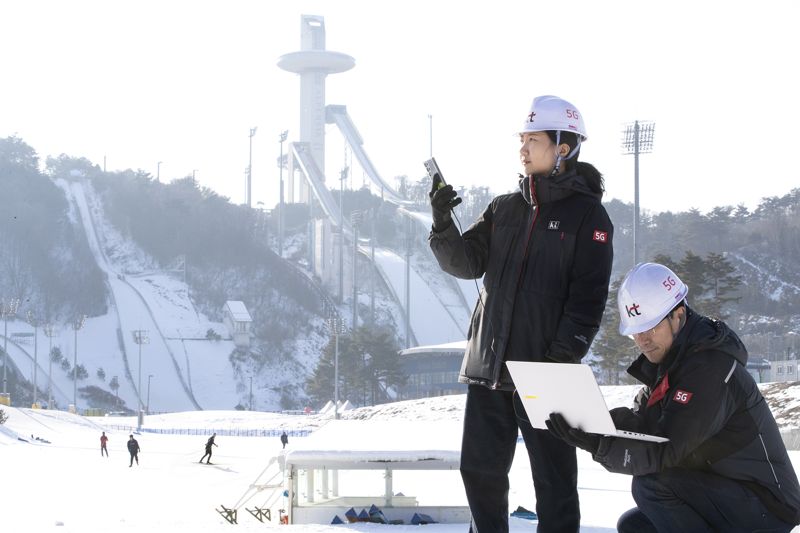 KT 네트워크 전문가가 2024 강원 동계청소년올림픽대회에 활용되는 통신 장비를 점검하고 있다. KT 제공