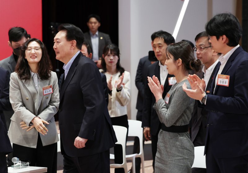 윤석열 대통령이 17일 서울 여의도 한국거래소에서 열린 '국민과 함께하는 민생토론회 - 네번째, 상생의 금융, 기회의 사다리 확대'에 입장하고 있다. 연합뉴스