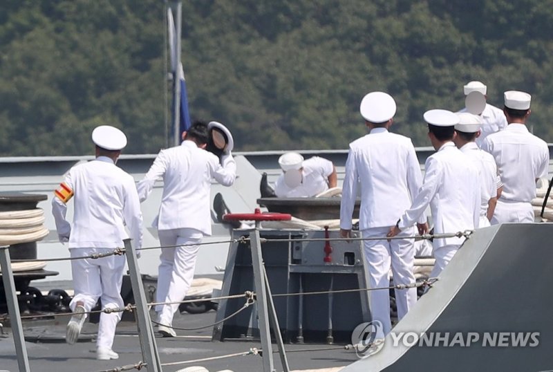 안타까운 청해부대 '홋줄' 사고 순간 안타까운 청해부대 '홋줄' 사고 순간 (창원=연합뉴스) 김동민 기자 = 24일 오전 10시 15분께 경남 창원시 진해구 진해 군항에서 열린 해군 청해부대 '최영함' 입항 환영식 중 배 앞부분에서 홋줄이 끊어지는 사고가 발생한 직후, 갑판에서 같이 작업 중이던 군 관계자들이 급히 사고 현장으로 뛰어가고 있다. 이 사고로 1명이 숨지고 4명이 다친 것으로 확인됐다. 2019.5.24 image@yna.co.kr (끝)