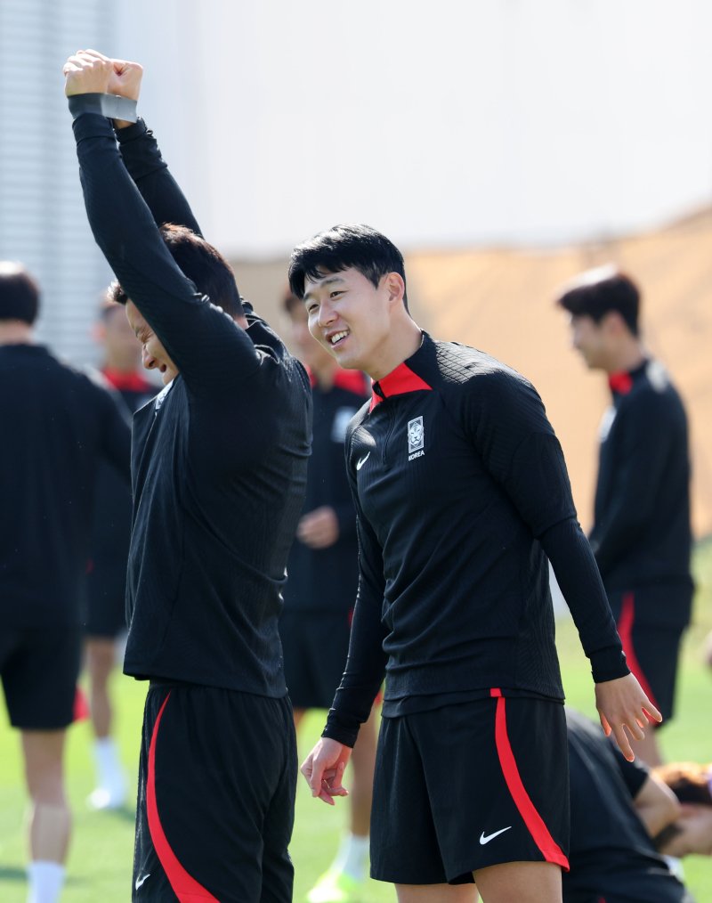 2023 아시아축구연맹(AFC) 카타르 아시안컵에 출전하는 대한민국 축구 대표팀 손흥민이 13일(현지시간) 카타르 도하 알 에글라 트레이닝 센터에서 훈련을 하는 김태환을 바라보고 있다. /뉴스1 ⓒ News1 김성진 기자