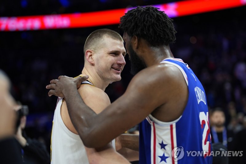 인사하는 요키치와 엠비드 Denver Nuggets' Nikola Jokic, left, and Philadelphia 76ers' Joel Embiid talk after an NBA basketball game, Tuesday, Jan. 16, 2024, in Philadelphia. (AP Photo/Matt Slocum)