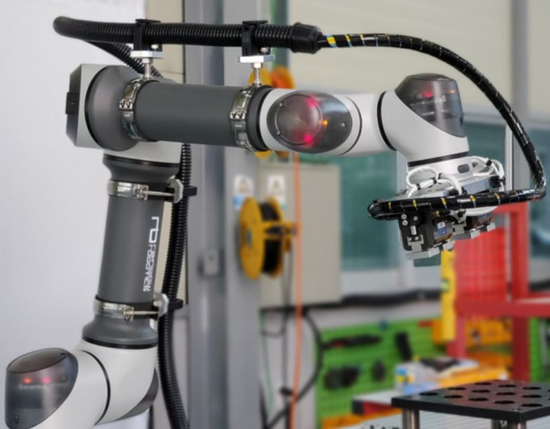 레인보우로보틱스는 개발한 협동로봇 'RB5-850'(사진)을 공장에 투입해 스마트 제조 자동화 공정을 구축할 예정이다. 레인보우로보틱스 제공