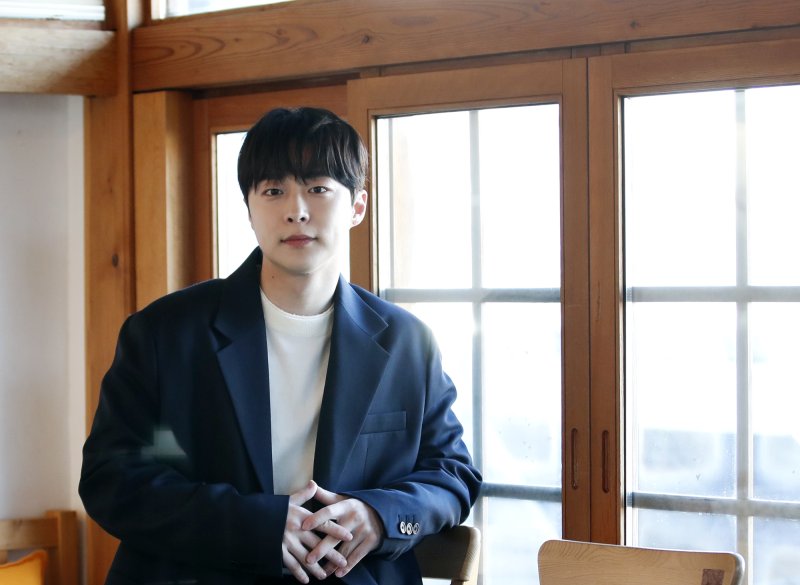 배우 배인혁이 서울 종로구 삼청동의 한 카페에서 열린 인터뷰에 앞서 포즈를 취하고 있다. /뉴스1 ⓒ News1 권현진 기자