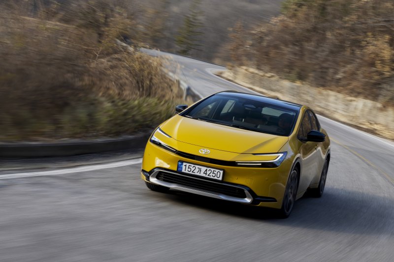 [사진=뉴시스] 한국자동차기자협회 '1월의 차'로 선정된 토요타 5세대 프리우스 주행 모습. (사진=한국자동차기자협회 제공) 2023.01.02 photo@newsis.com *재판매 및 DB 금지