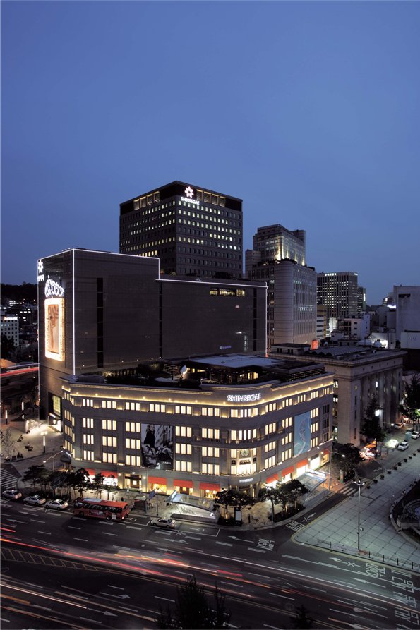 [서울=뉴시스]2005년 신관(앞에서 두번째 건물)을 신축한 이후 신세계백화점 본점 전경. (사진=신세계그룹 제공).