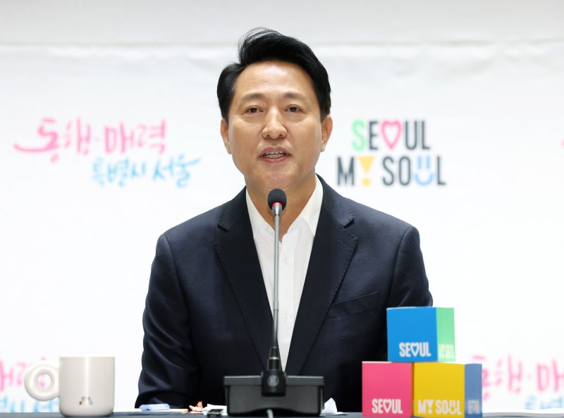 오세훈 서울시장이 17일 서울 중구 서울시청에서 열린 2024 출입기자단 신년간담회에서 취재진의 질문에 답하고 있다.뉴시스