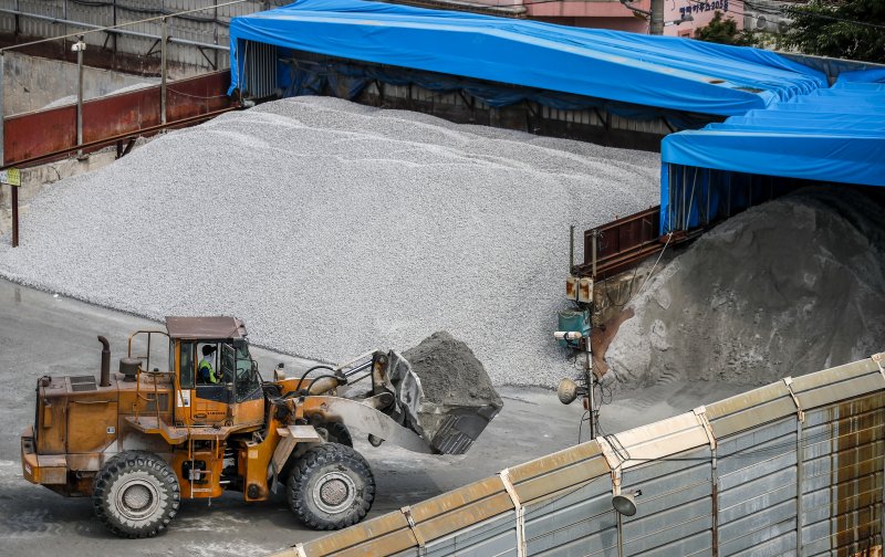 서울시내 레미콘 공장에서 작업차량이 시멘트를 옮기고 있다. 뉴시스