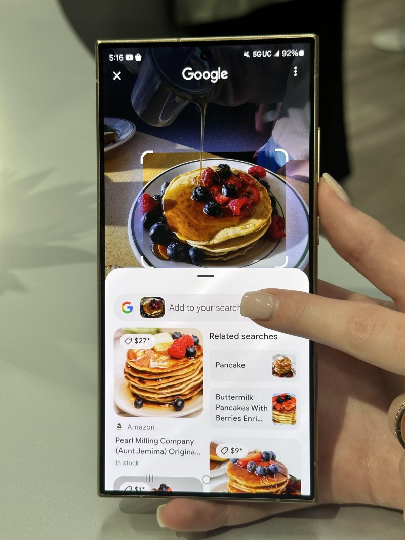 삼성전자 갤럭시S24 시리즈의 서클 투 서치 기능으로 사진의 팬케이크 가격을 확인하고 있다.