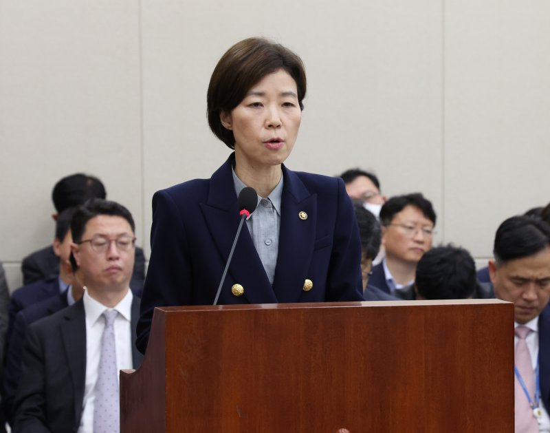 조성경 과학기술정보통신부 1차관이 1일 오후 서울 여의도 국회에서 열린 과학기술정보방송통신위원회 전체회의에서 예산안 제안설명을 하고 있다. 2023.11.1/뉴스1 ⓒ News1 송원영 기자