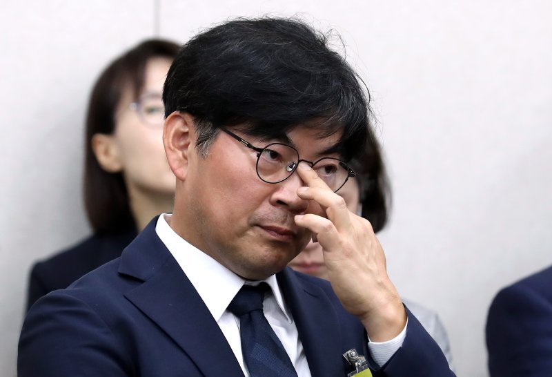 정순신 변호사의 아들 정씨는 2017년 강원도 소재 자율형사립고 재학중 동급생에게 심각한 수준의 학교폭력을 저질러 2019년 초 강제 전학 조치를 받고 서울로 전학한 후, 2020학년도 서울대 정시 수능 위주 전형에 응시해 철학과에 합격했다. 사진은 정 변호사가 국회에서 열린 교육부 등 국정감사에 참석해 안경을 고쳐 쓰는 모습. 2023.10.11/뉴시스