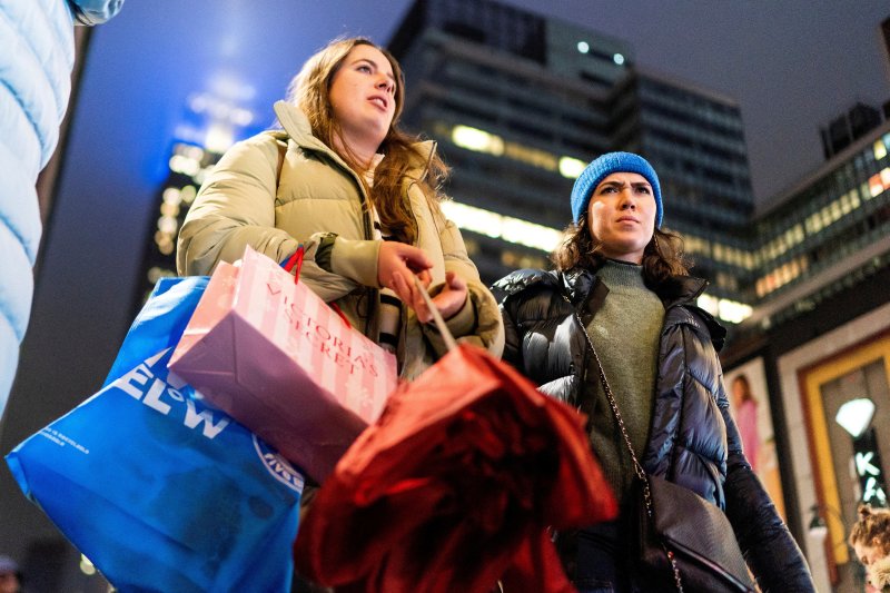 미국 소비자들의 경기전망이 33년 만에 가장 가파르게 개선된 것으로 19일(현지시간) 조사됐다. 지난해 12월 10일 뉴욕에서 쇼핑객들이 쇼핑백을 들고 이동하고 있다. 로이터뉴스1