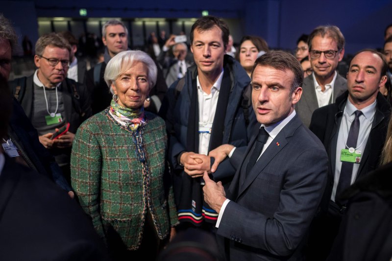 크리스틴 라가르드 유럽중앙은행(ECB) 총재(왼쪽)가 17일(현지시간) 세계경제포럼(WEF) 회의가 열리고 있는 스위스 다보스에서 에마뉘엘 마크롱 프랑스 대통령(오른쪽)과 만나고 있는 모습.AFP연합뉴스