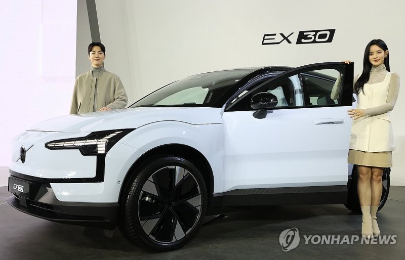 볼보코리아, 순수 전기 SUV 'EX30' 공개 볼보코리아, 순수 전기 SUV 'EX30' 공개 (서울=연합뉴스) 이재희 기자 = 28일 오전 서울 중구 동대문디자인플라자에서 열린 볼보자동차코리아의 전기 SUV 'EX30' 공개 행사에서 모델들이 차량과 포즈를 취하고 있다. 2023.11.28 scape@yna.co.kr (끝)