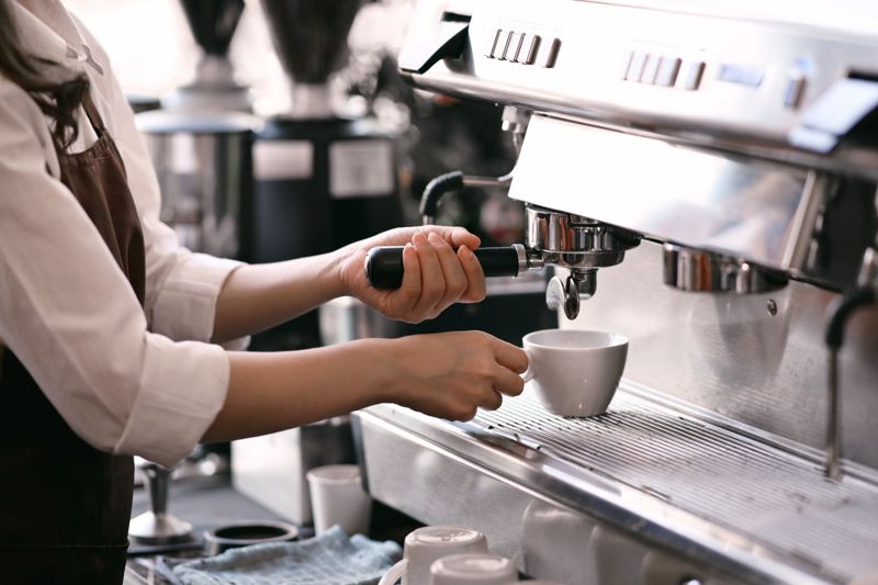 "카페 알바, 출근 이틀 만에 대놓고 음료 마셔" 논란