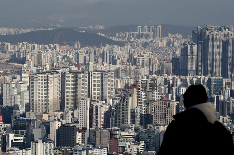 지난해 청약을 받은 전국 분양 단지 중 정비사업 아파트가 일반 아파트보다 청약 경쟁률이 2배 이상 높게 나타났다. 사진은 서울 남산에서 바라본 아파트 단지 모습. 뉴스1