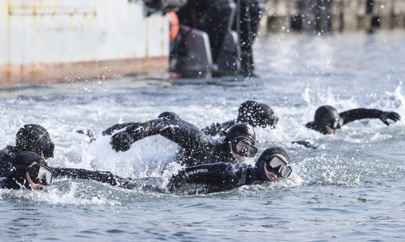 해군특수전전단 해난구조전대가 17일부터 19일까지 진해 군항 일대에서 실시하는 혹한기 내한훈련 중, 18일 핀마스크 수영훈련에서 심해잠수사들이 해상에서 전속으로 헤엄치고 있다. 사진=해군 제공