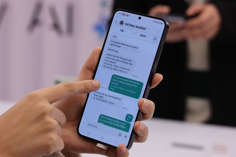 삼성전자 갤럭시S24 시리즈가 공개된 18일 서울 서초구 삼성 강남에서 시민들이 갤럭시S24 시리즈의 '실시간 통화 통역콜'을 체험하고 있다. 이번 갤럭시S24 시리즈에는 인공지능(AI) 기능이 탑재돼 통화나 문자를 할 때 자국 언어로 편하게 말하거나 입력하면 상대방 스마트폰 기종과 상관없이 갤럭시 AI가 상대방 언어로 통역해준다. 초기 지원 언어는 한국어를 비롯해 영어·중국어(간체)·프랑스·독일·베트남어 등 13개다. 국내 출시는 오는 31일이며 사전 판매 기간은 19일부터 25일까지다. 뉴스1