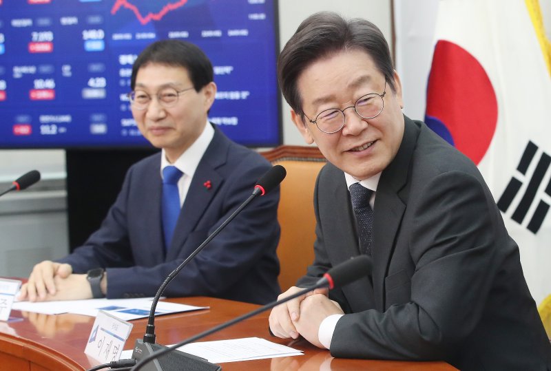 이재명 더불어민주당 대표가 18일 오전 서울 여의도 국회에서 열린 대한민국 생존을 위한 저출생 종합대책 발표 기자회견에서 발언을 하고 있다. 2024.1.18/뉴스1 ⓒ News1 임세영 기자