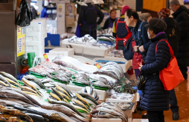 18일 오후 서울 동작구 노량진수산물도매시장에서 방문객들이 수산물을 구매하고 있다. 뉴시스.