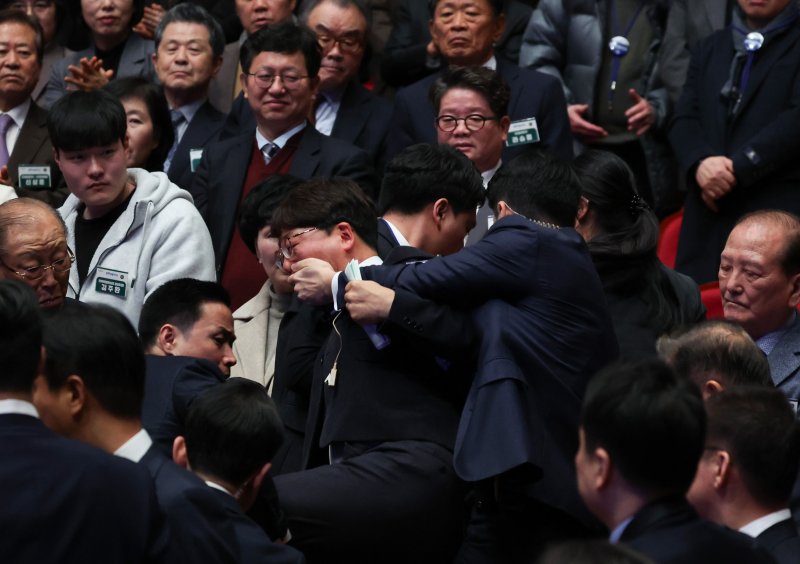 18일 전북 전주 한국소리문화의전당에서 열린 전북특별자치도 출범식에서 강성희 진보당 의원이 대통령 경호원들에게 제지당하고 있다. 연합뉴스