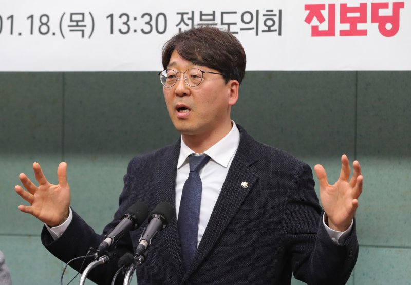 강성희 진보당 의원이 18일 전북 전주 한국소리문화의전당에서 열린 전북특별자치도 출범식 현장에서 경호원들에게 끌려 나간 상황에 대해 설명하고 있다. 뉴스1