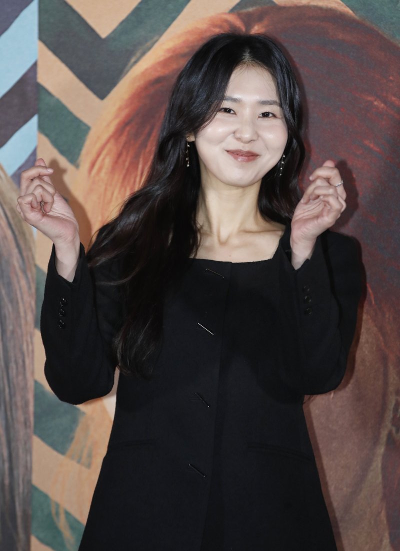 배우 임선우가 18일 오후 서울 광진구 롯데시네마 건대점에서 열린 영화 ‘세기말의 사랑’(감독 임선애) 언론시사회에서 포즈를 취하고 있다. ’세기말의 사랑'은 세상이 끝날 것만 같았던 1999년의 마지막날 짝사랑 상대에게 인생 최대의 용기를 낸 영미가 돈도 사랑도 모두 날린 채 새천년을 맞이하고, 이후 새로운 인연들과 얽히고 부딪히며 벌어지는 이야기를 그린 작품이다. 2024.1.18/뉴스1 ⓒ News1 권현진 기자