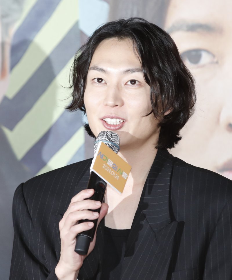 배우 노재원이 18일 오후 서울 광진구 롯데시네마 건대점에서 열린 영화 ‘세기말의 사랑’(감독 임선애) 언론시사회에서 인사말을 하고 있다. ’세기말의 사랑'은 세상이 끝날 것만 같았던 1999년의 마지막날 짝사랑 상대에게 인생 최대의 용기를 낸 영미가 돈도 사랑도 모두 날린 채 새천년을 맞이하고, 이후 새로운 인연들과 얽히고 부딪히며 벌어지는 이야기를 그린 작품이다. 2024.1.18/뉴스1 ⓒ News1 권현진 기자