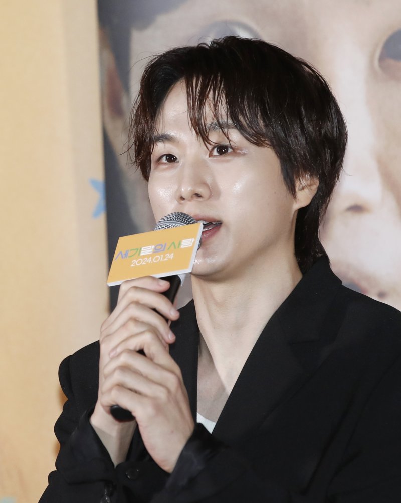 배우 문동혁이 18일 오후 서울 광진구 롯데시네마 건대점에서 열린 영화 ‘세기말의 사랑’(감독 임선애) 언론시사회에서 인사말을 하고 있다. ’세기말의 사랑'은 세상이 끝날 것만 같았던 1999년의 마지막날 짝사랑 상대에게 인생 최대의 용기를 낸 영미가 돈도 사랑도 모두 날린 채 새천년을 맞이하고, 이후 새로운 인연들과 얽히고 부딪히며 벌어지는 이야기를 그린 작품이다. 2024.1.18/뉴스1 ⓒ News1 권현진 기자