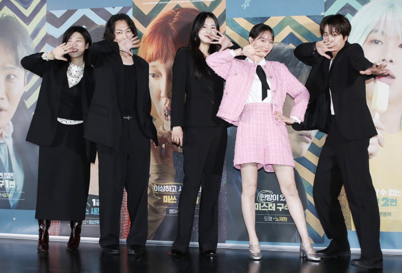 임선애 감독(왼쪽부터)과 배우 노재원, 임선우, 이유영, 문동혁이 18일 오후 서울 광진구 롯데시네마 건대점에서 열린 영화 ‘세기말의 사랑’(감독 임선애) 언론시사회에서 포즈를 취하고 있다. ’세기말의 사랑'은 세상이 끝날 것만 같았던 1999년의 마지막날 짝사랑 상대에게 인생 최대의 용기를 낸 영미가 돈도 사랑도 모두 날린 채 새천년을 맞이하고, 이후 새로운 인연들과 얽히고 부딪히며 벌어지는 이야기를 그린 작품이다. 2024.1.18/뉴스1 ⓒ News1 권현진 기자