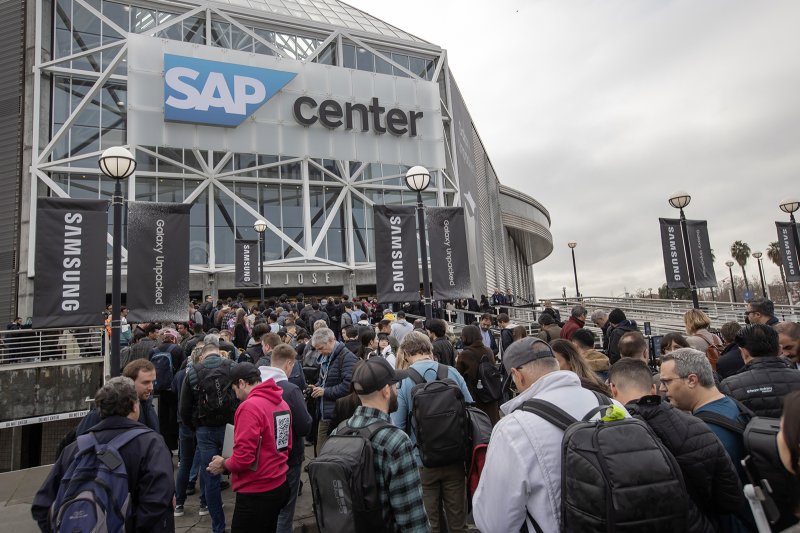 17일(현지시간) 미국 캘리포니아주 새너제이에 위치한 SAP 센터에서 개최된 삼성전자 '갤럭시 언팩 2024'에 입장하기 위해 관람객들이 길게 줄을 서 있다. 삼성전자 제공