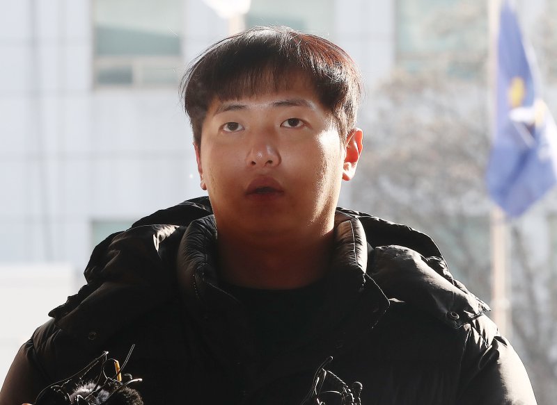 미국 메이저리그 프로야구 김하성(28·샌디에이고 파드리스)에게 폭행 피해를 입었다고 주장하는 임혜동이 지난해 12월 20일 서울 강남경찰서에 피고소인 신분으로 소환 조사를 받기위해 출석하며 입장을 밝히고 있다. /사진=뉴스1