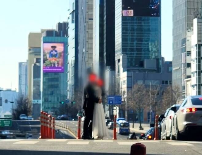 강남 도로 한복판서 웨딩 촬영... 민폐다, 아니다 논란