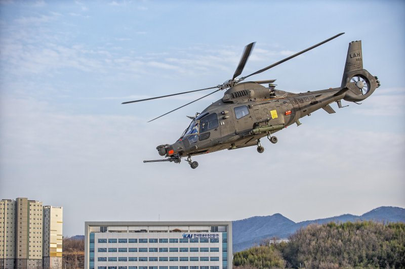 방위사업청은 현재 육군에서 운용 중인 공격헬기 500MD와 AH-1S를 대체하기 위해 2022년 개발을 완료한 소형무장헬기(LAH) 양산 1호기를 연내 전력화할 계획이라고 19일 밝혔다. 사진은 LAH 급강하 사격비행 모습. 사진=방위사업청 제공