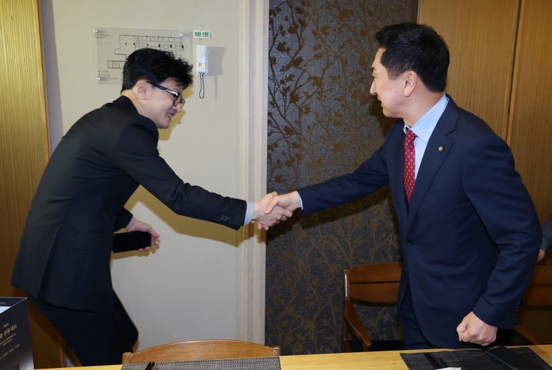 한동훈 당시 국민의힘 비상대책위원장이 지난 1월 17일 서울 여의도 한 식당에서 4선 이상 의원들과 오찬을 갖기에 앞서 김기현 전 대표와 인사하고 있다. (공동취재) /사진=뉴스1