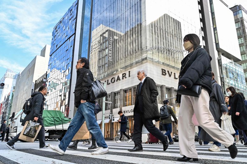 中 관광객, 기록적인 엔저에 日 가서 명품 '싹쓸이'