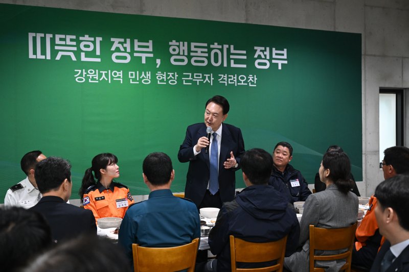 윤석열 대통령이 19일 강원도 강릉시 한 순두부 음식점에서 열린 강원지역 민생 현장 근무자 격려 오찬에서 발언하고 있다. 사진=대통령실 제공