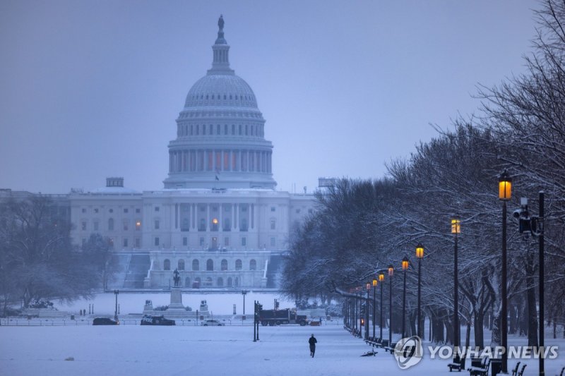 미 국회 의사당 epa11089966 Snow accumulates on the National Mall near the US Capitol in Washington, DC, USA, 19 January 2024. Winter storm Indigo is dropping two to four inches of snow in DC, and causing flight delays and cancellations in the US Northeast. EPA/JIM LO SCALZO