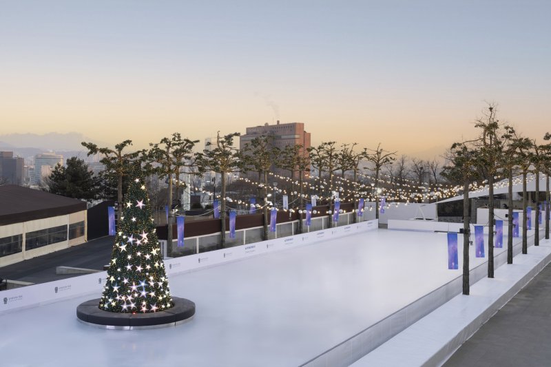 [서울=뉴시스] 반얀트리 클럽 앤 스파 서울 아이스 스케이팅장. (사진=반얀트리 클럽 앤 스파 제공)