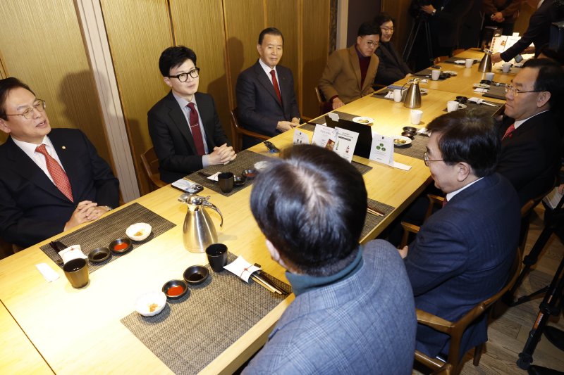 [서울=뉴시스] 고범준 기자 = 한동훈 국민의힘 비상대책위원장이 17일 오전 서울 영등포구 콘래드서울 호텔의 한 식당에서 4·5선 중진 의원 오찬 간담회를 하고 있다. (공동취재) 2024.01.17. photo@newsis.com