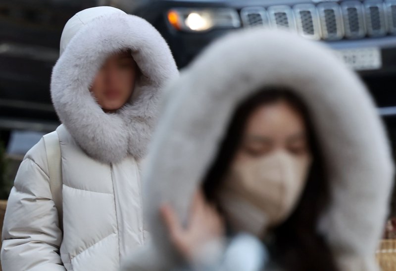 영하권 추운 날씨를 보인 지난 16일 오전 서울 종로구 광화문 네거리에서 시민들이 출근길 발걸음을 재촉하고 있다. 사진=뉴시스