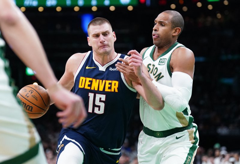 덴버 너기츠의 니콜라 요키치(왼쪽)가 20일(한국시간) 열린 2023-24 NBA 보스턴 셀틱스전에서 팀 승리를 이끌었다. ⓒ 로이터=뉴스1