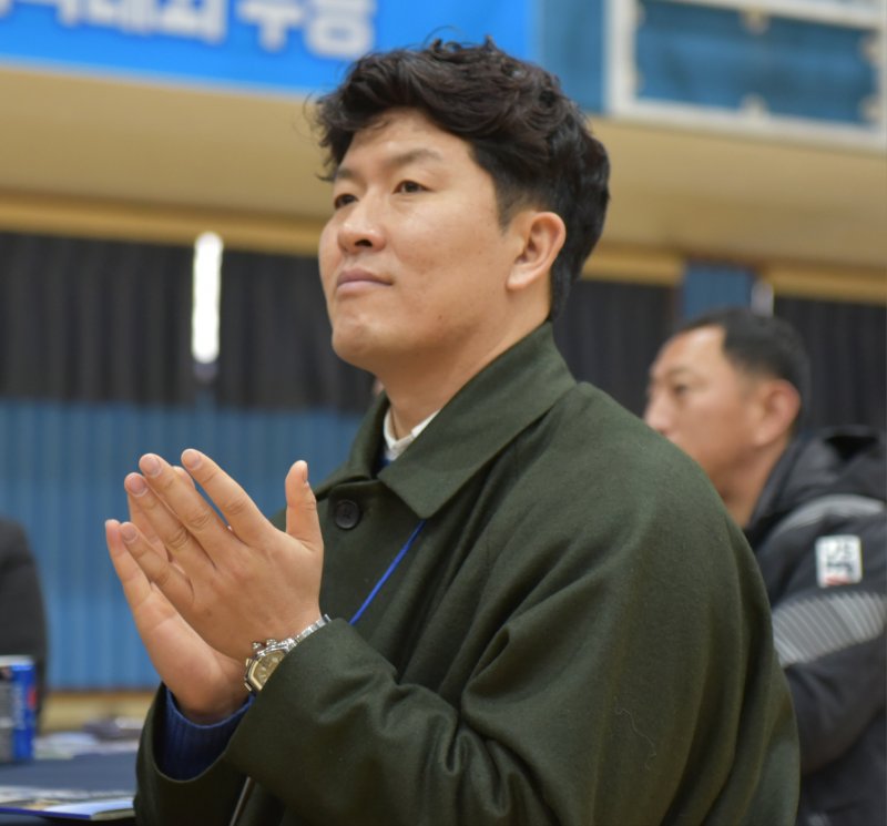 김병현 전 야구선수가 20일 광주 북구 광주제일고등학교 무등관에서 열린 '야구부 100주년 창단 기념식'에서 박수를 치고 있다.2024.1.20/뉴스1 ⓒ News1 김동수 기자