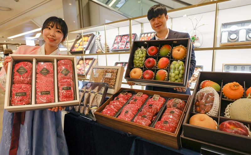 설을 앞두고 백화점업계가 22일부터 설 선물세트 본 판매에 들어가는 가운데 모델이 롯데백화점 설 선물세트를 소개하고 있다. 현대백화점 제공