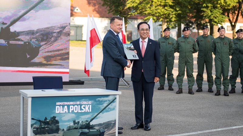 2022년 8월 26일(현지시간) 폴란드에서 열린 K2 전차 계약 체결식. 사진 왼쪽부터 마리우시 브와슈차크 폴란드 부총리 겸 국방장관과 이용배 현대로템 사장.(사진=현대로템 제공) 2022.8.29 photo@newsis.com /사진=뉴시스