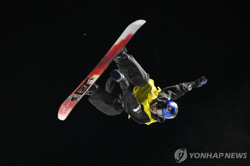 이채운의 21일 경기 모습. epa11092847 Chaeun Lee of Korea in action during the final run of the snowboard halfpipe competition at Laax Open, in Laax, Switzerland, 20 January 2024. EPA/MAYK WENDT