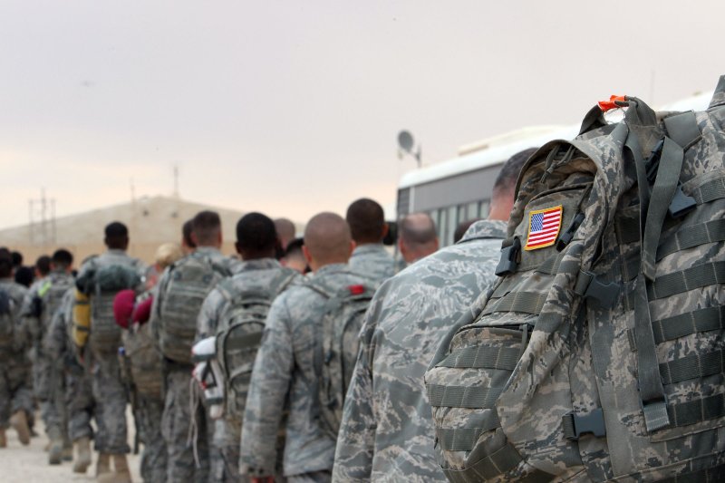 2011년 11월 1일 이라크 바그다드 서쪽의 알 아사드 공군 기지에서 집으로 귀환하는 미군 병사들이 수송기를 기다리고 있다.<div id='ad_body3' class='mbad_bottom' ></div>AFP연합뉴스