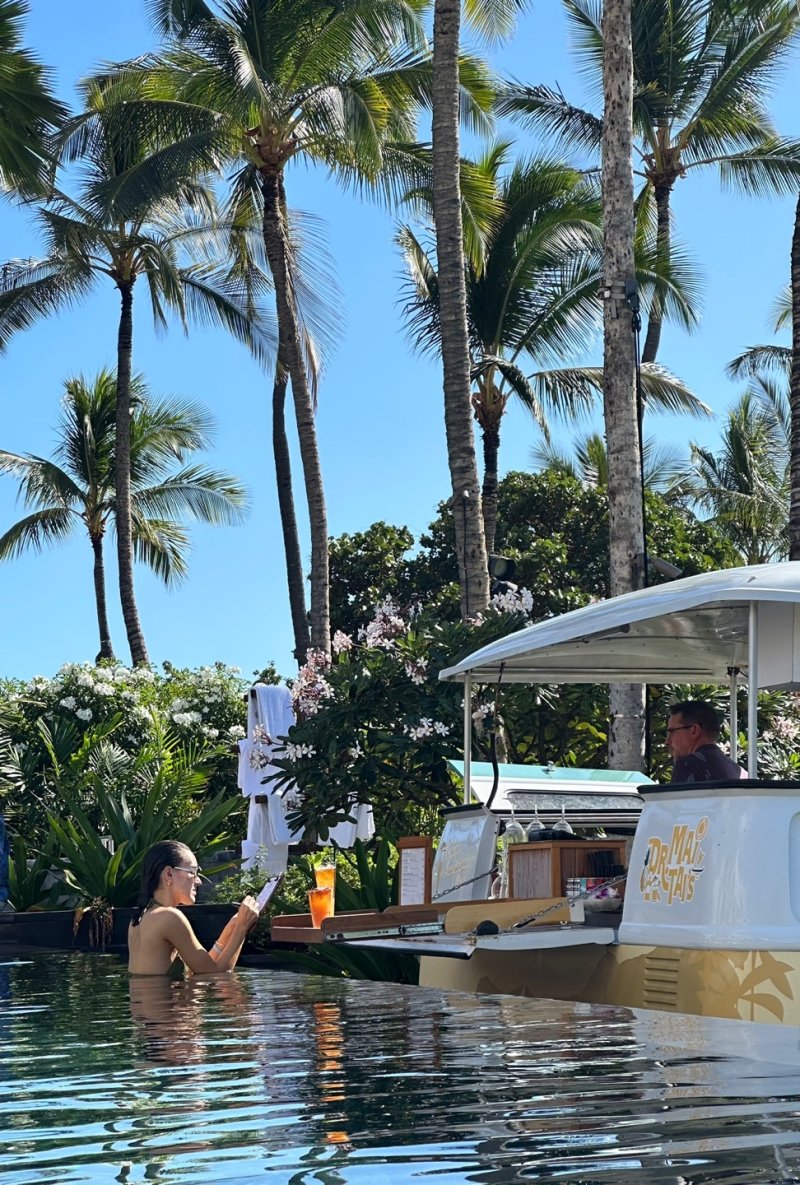 성인 인피니트풀엔 수영을 즐기며 주문할 수 있는 별도의 칵테일바가 있다ⓒ News1