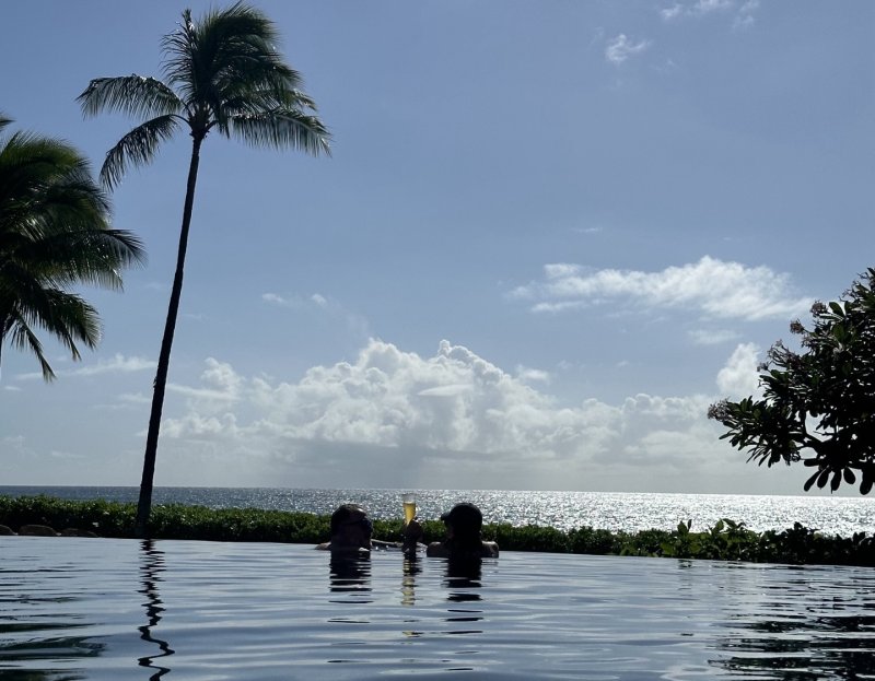 성인 인피니티풀에서 바다를 바라보며 맥주를 즐기고 있는 투숙객들의 모습ⓒ News1